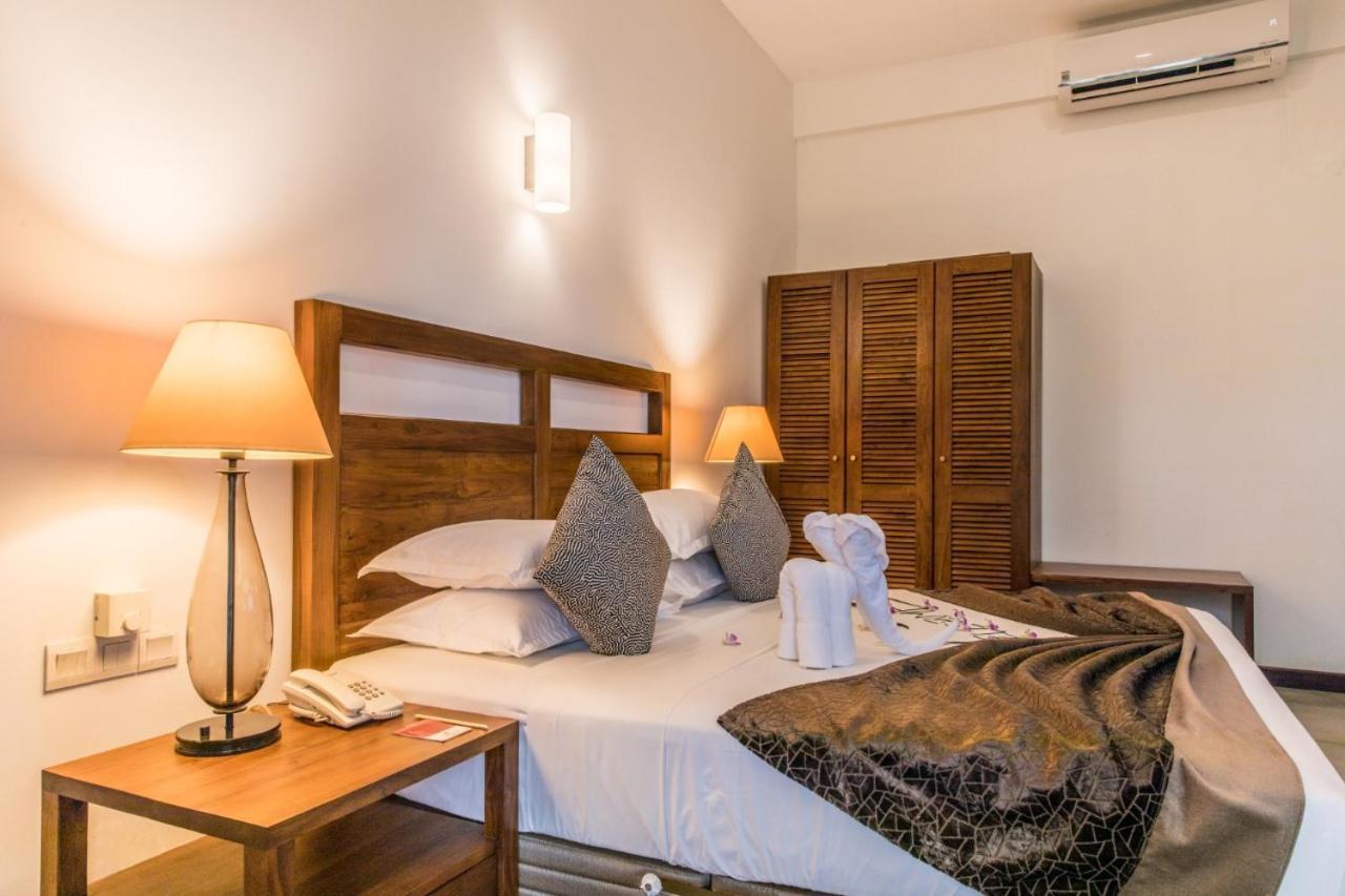 Manthila Hotel Anuradhapura Exterior photo
