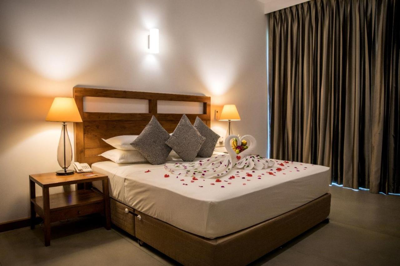Manthila Hotel Anuradhapura Exterior photo