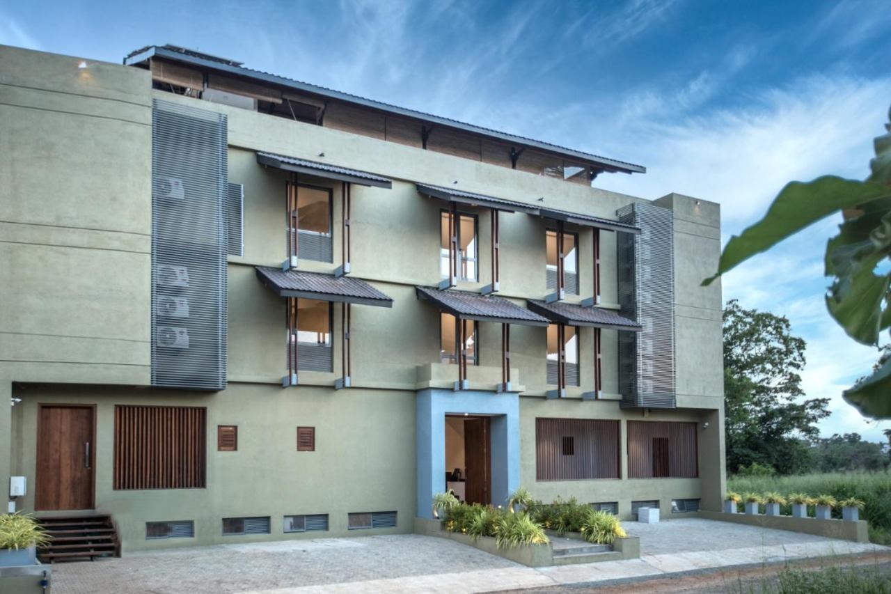 Manthila Hotel Anuradhapura Exterior photo