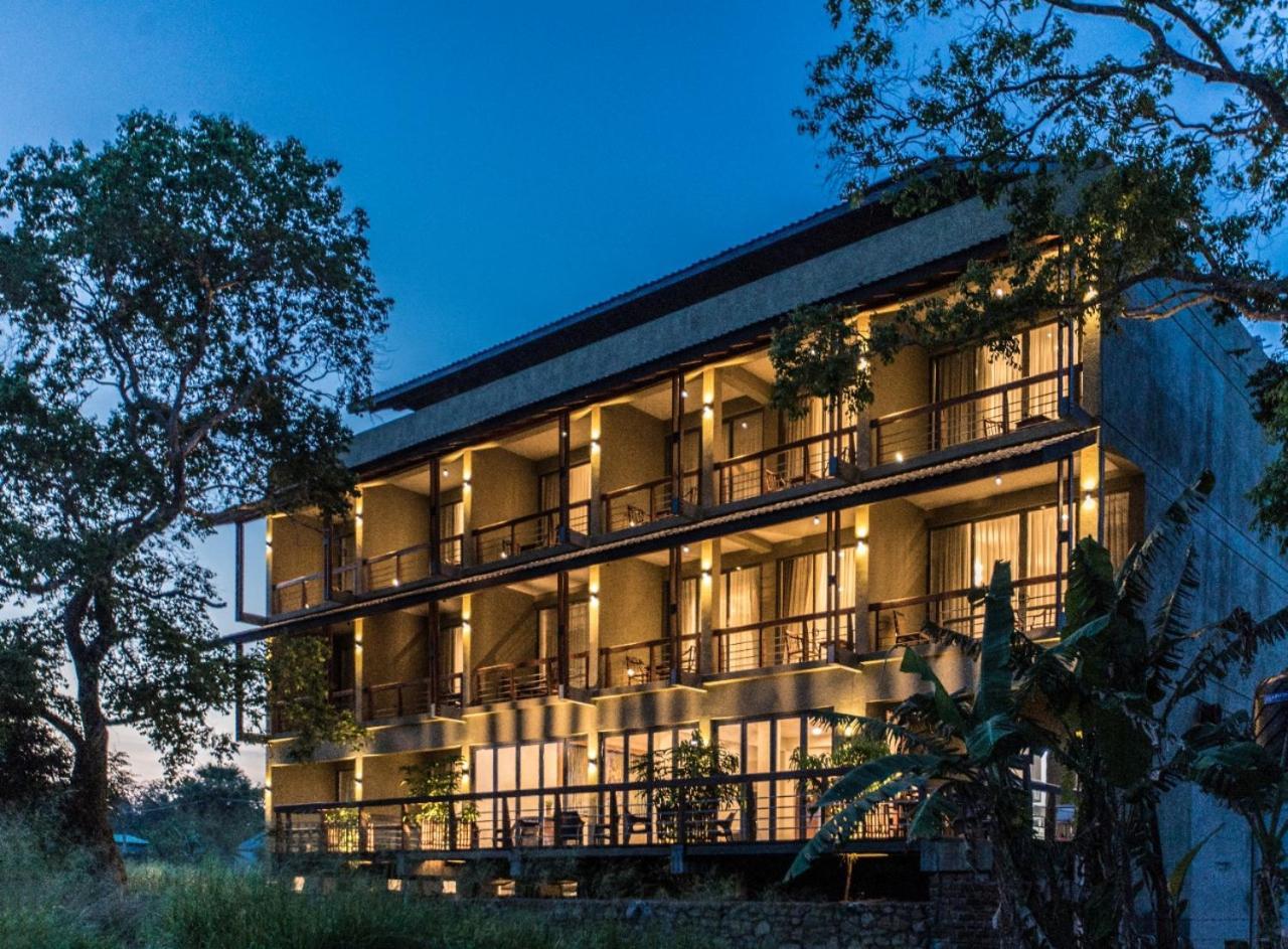 Manthila Hotel Anuradhapura Exterior photo